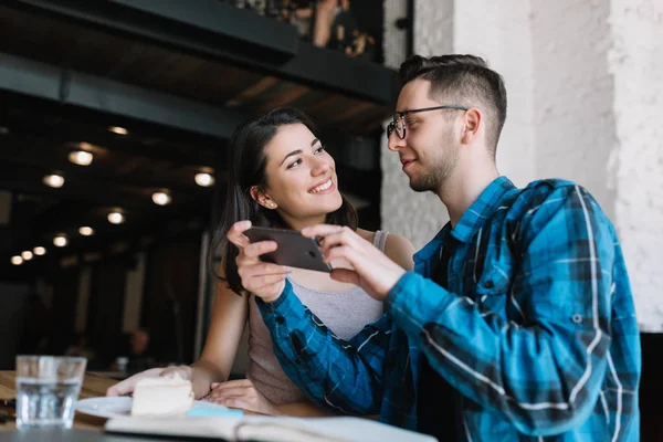 Elegante Pareja Hipster Haciendo Fotografía Alimentos Hablando Cafetería Loft Tienen —  Fotos de Stock