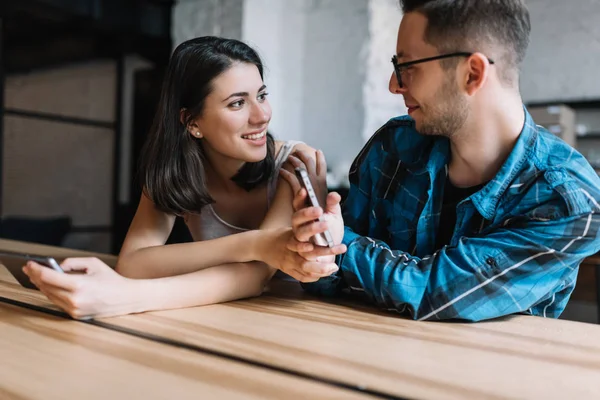 Hermosa Mujer Que Muestra Amigo Hipster Nueva Aplicación Móvil Teléfono —  Fotos de Stock