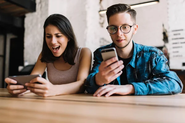 Jóvenes Hippie Amigos Con Rostros Emocionales Utilizando Dispositivos Móviles Modernos —  Fotos de Stock