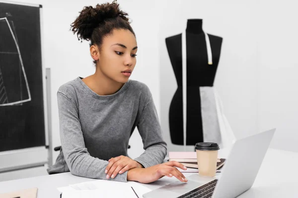 African American Vrouw Met Mooie Gezicht Krullend Haar Met Laptopcomputer — Stockfoto