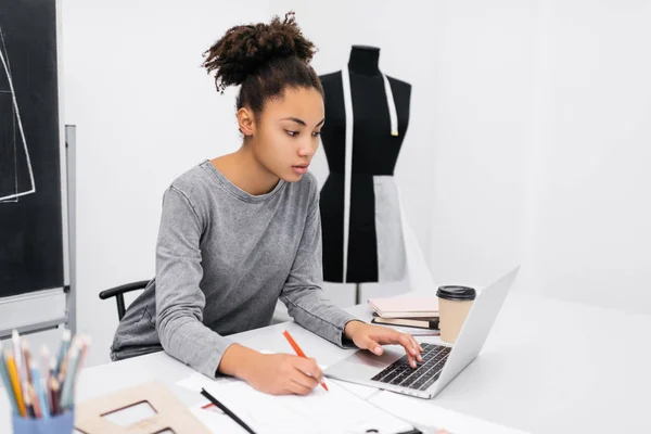 Designer Afro Americano Usando Computador Portátil Para Escolher Combinações Linha — Fotografia de Stock