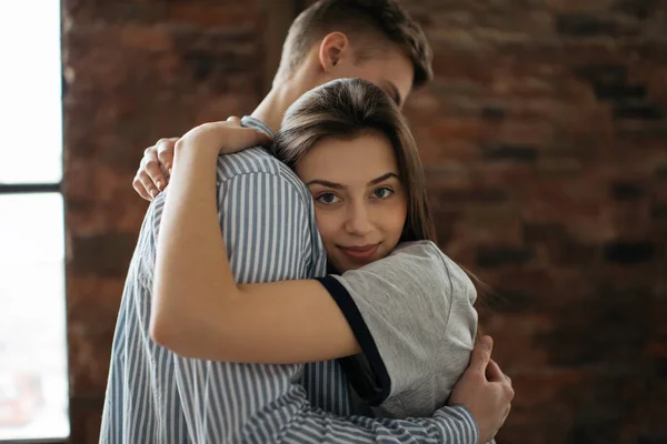 Vackra Par Som Kramas Hemma Det Lugnt Porträtt Ung Familj — Stockfoto