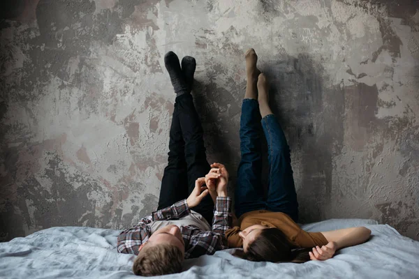 Casal Jovem Deitado Juntos Cama Auto Isolamento Durante Quarentena Depressão — Fotografia de Stock