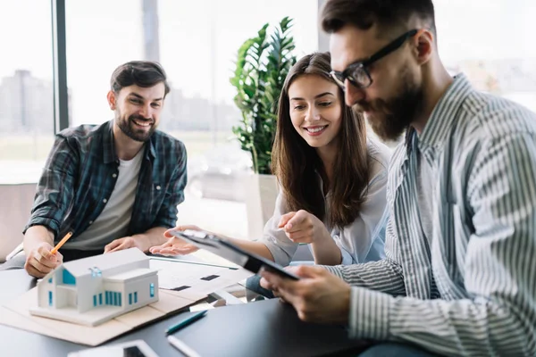 Arkitekter Som Arbetar Med Modellen Hus Och Ritningar Lagarbete Brainstorming — Stockfoto