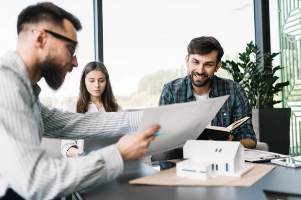 Architecten Werken Met Model Huis Blauwdrukken Teamwerk Brainstormen Mededeling Samenwerken — Stockfoto