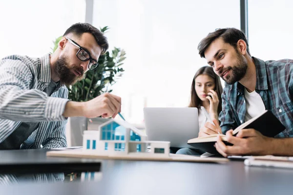 Arquitectos Trabajando Con Casa Modelo Planos Trabajo Equipo Lluvia Ideas — Foto de Stock