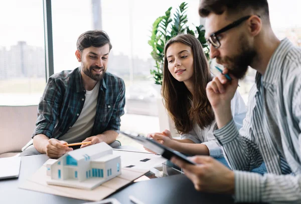 Architectes Travaillant Avec Maison Modèle Les Plans Travail Équipe Brainstorming — Photo