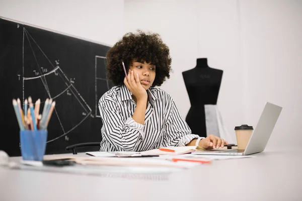 Elegante Freelancer Hipster Afroamericano Que Investiga Información Línea Utilizando Ordenador —  Fotos de Stock