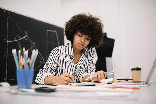 Prachtige Afrikaanse Amerikaanse Vrouw Freelancer Schetsen Tekening Werkplek Portret Van — Stockfoto