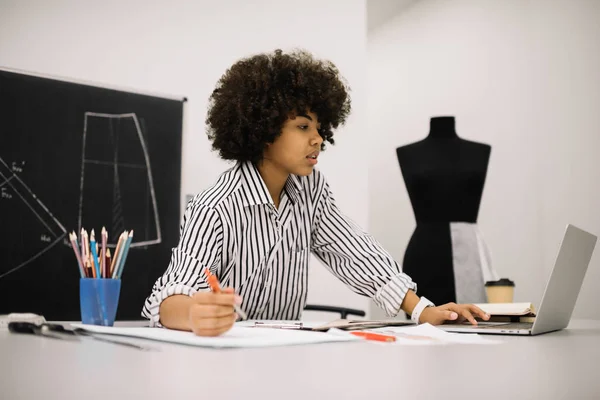 Diseñador Moda Que Investiga Nuevas Texturas Tela Línea Usando Computadora —  Fotos de Stock