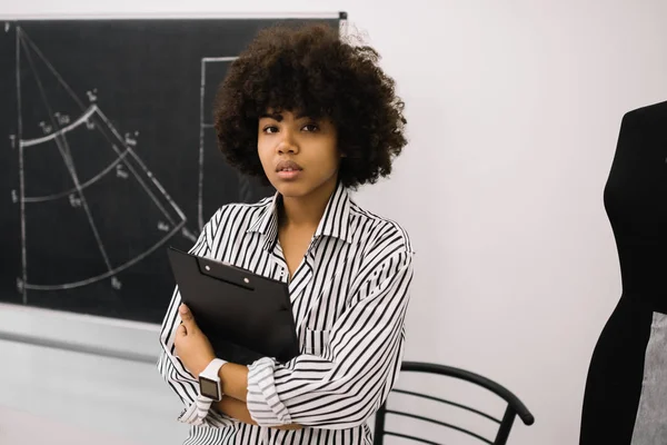 Portret Młodego Udanych African American Projektanta Mody Stojący Pobliżu Manekin — Zdjęcie stockowe