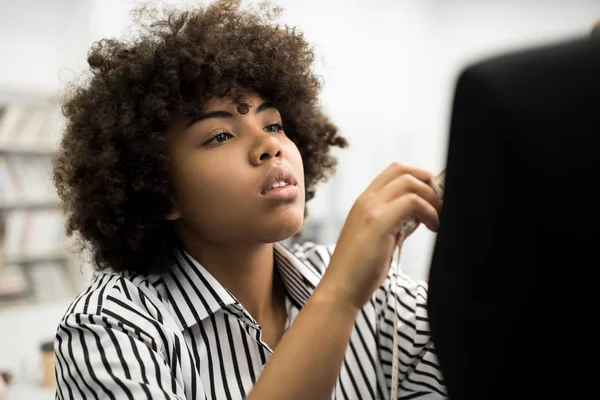 Nahaufnahme Der Schönen Afrikanisch Amerikanischen Schneiderin Oder Schneiderin Die Atelier — Stockfoto