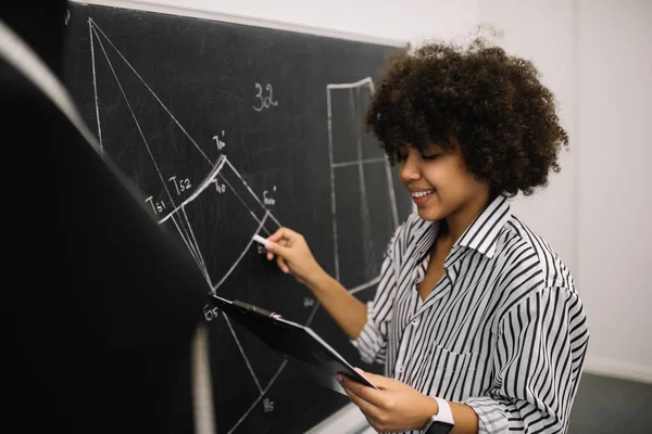 Afrikanische Amerikanische Positive Modedesignerin Planung Arbeitsprozess Schreiben Auf Der Tafel — Stockfoto