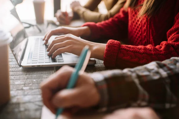 Feche Mãos Estudante Universitário Escrevendo Notas Digitando Teclado Preparação Para — Fotografia de Stock