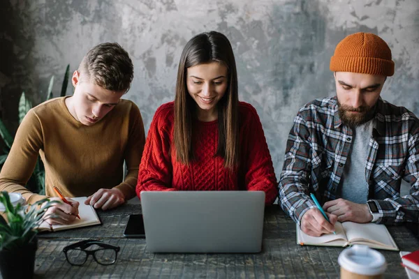 Gruppe Von Universitätsstudenten Die Gemeinsam Sprachen Lernen Mit Laptop Notizen lizenzfreie Stockfotos