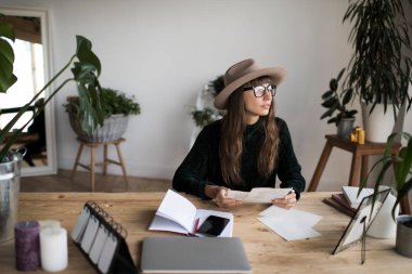 Genç freelancer hipster şapka ve gözlük modern ofis projede çalışıyor. Vasıflı işçi planlama strateji. Beyin fırtınası. Güzel bir kadın Üniversitesi Kütüphanesi'nde okuyor. Sınava hazırlık. 