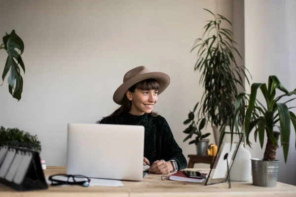 Πορτραίτο Του Κομψό Freelancer Εργασίας Έργου Στο Σύγχρονο Γραφείο Χρησιμοποιώντας — Φωτογραφία Αρχείου