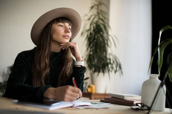 Retrato Jovem Escritor Pensivo Procura Inspiração Brainstorming Freelancer Elegante Trabalhando — Fotografia de Stock