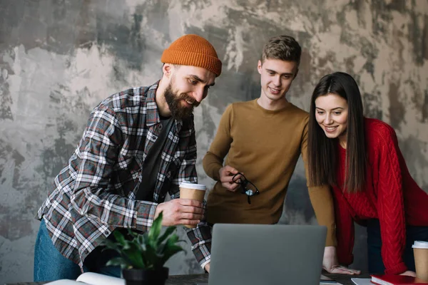 Grupa Freelancerów Pracujących Razem Przy Użyciu Laptopa Wideokonferencja Nowoczesnym Biurze — Zdjęcie stockowe