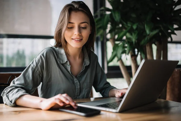 Positive Werbetexter Freelancer Mit Laptop Computer Handy Und Internet Arbeitsprojekt — Stockfoto