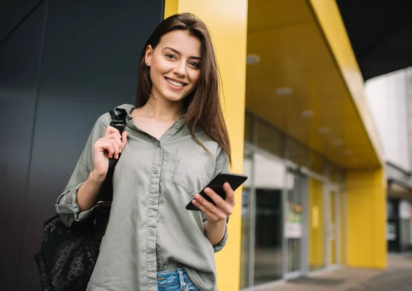 Atraktivní Šťastná Žena Krásný Úsměv Pomocí Mobilního Telefonu Aplikace Pro — Stock fotografie