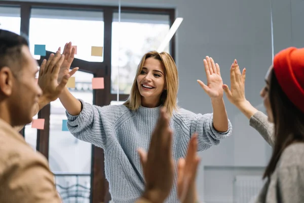 Grupo Socios Negocios Multiétnicos Creativos Felices Están Motivados Dando High —  Fotos de Stock