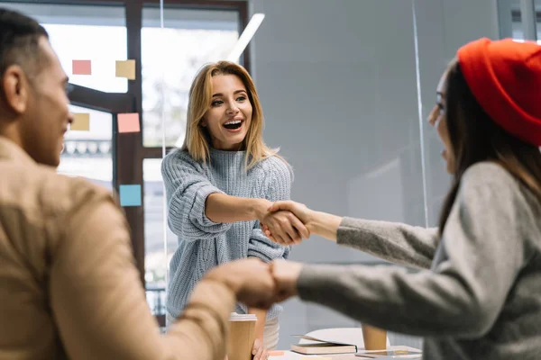 Gemotiveerde Creatieve Team Samen Werken Plannen Bespreking Opstarten Project Samenwerken — Stockfoto