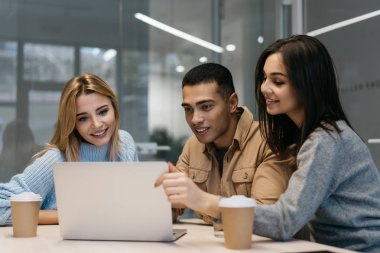 Online dil öğrenme için dizüstü bilgisayar kullanan birlikte, çalışma projesi, mutlu çok ırklı Üniversitesi öğrencileri grubudur. Online eğitim kavramı. Hipsters arkadaşlar bilgi aramak. Ekip çalışması. Beyin fırtınası. 