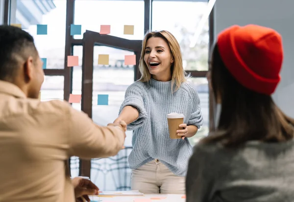 Zakelijke Vrouw Handdruk Met Zakenpartner Succesvol Omgaan Overeenkomst Trust Gemotiveerd — Stockfoto