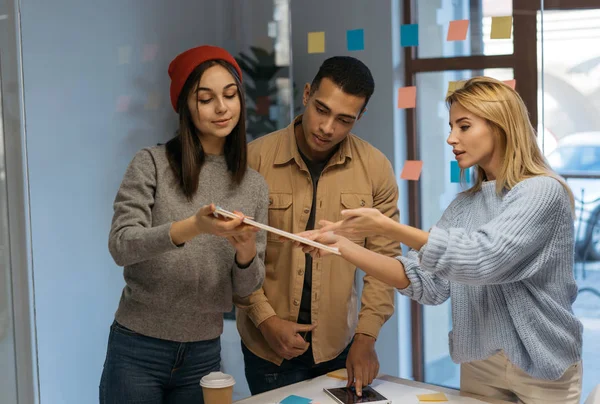 Empresarios Creativos Trabajando Juntos Discutiendo Proyecto Startup Colaboran Oficina Grupo —  Fotos de Stock