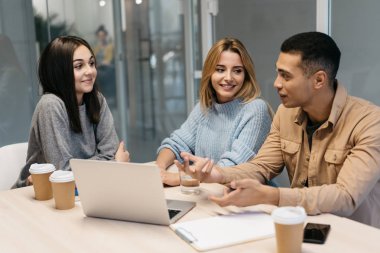 Grup insanların birlikte çalışma tartışılması proje çalışması 