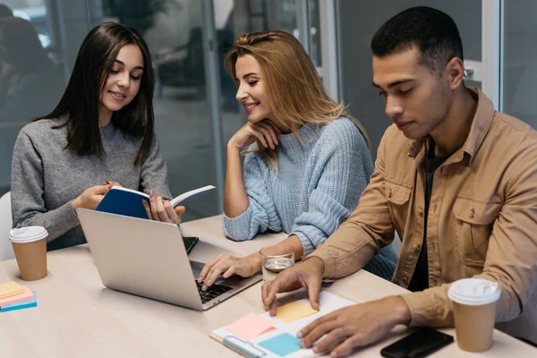 Grupo Estudiantes Universitarios Multirraciales Con Caras Emocionales Felices Trabajando Juntos —  Fotos de Stock