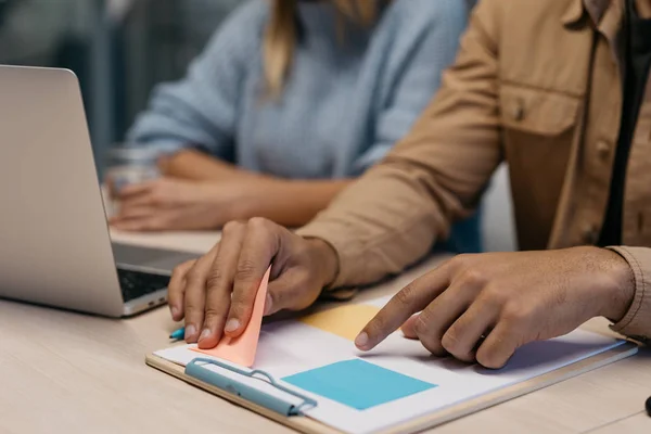 ビジネス男の両手のピンクの付箋 プロジェクトの計画 アイデアを共有する 近代的なオフィスに解決策を探して起動作業のクローズ アップ プレゼンテーション チームワーク — ストック写真