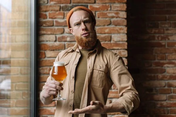 Hombre Hipster Barbudo Con Cara Emocional Divertida Sosteniendo Vaso Cerveza — Foto de Stock