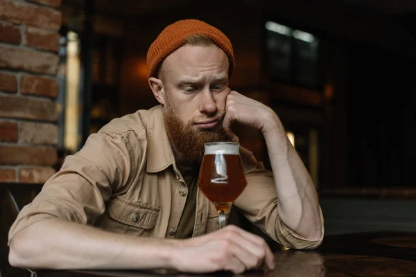 Hombre Hipster Barbudo Con Cara Deprimida Emocional Sentado Solo Bebiendo — Foto de Stock