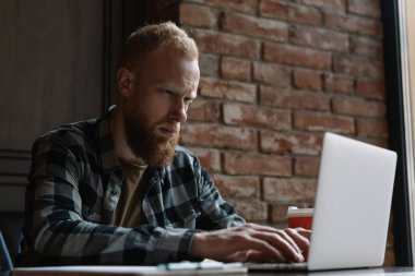 Başarılı freelancer dizüstü bilgisayar kullanma çatı office klavye yazarak. Online işyerinde çalışma metin yazarı portresi. Ciddi öğrenci Kütüphanesi'nde dil öğrenmek, proje planlama. 