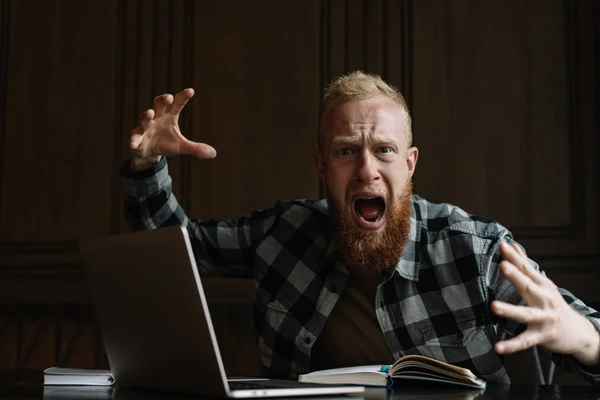Homem Barbudo Com Rosto Emocional Gritando Alto Trabalhando Duro Demitido — Fotografia de Stock