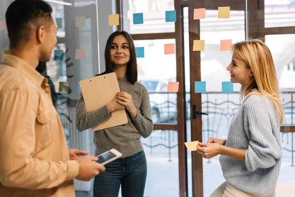 Grup Genç mutlu girişimcilerin proje başlangıç planlama, strateji tartışırken, konuşmak, birlikte scrum ve sticky Notes'u kullanma office çalışma. Beyin fırtınası. Ekip çalışması. Başarılı iş. 