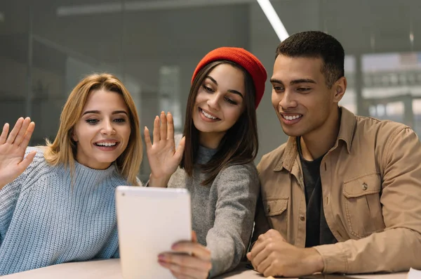 Grupo Amigos Felices Con Caras Sonrientes Usando Tabletas Digitales Para —  Fotos de Stock