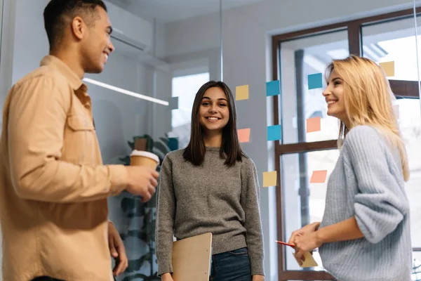 Grupo Multiétnico Estudiantes Universitarios Que Estudian Proyecto Trabajo Con Scrum —  Fotos de Stock