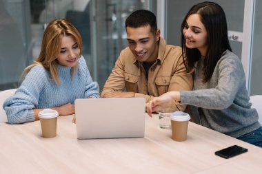 Grup Genç yaratıcı iş insanlar çalışma başlangıç proje, konuşuyor, tartışıyor, işbirliği, beyin fırtınası, Toplantı. Birlikte Kütüphanesi'nde dizüstü bilgisayar kullanan çok ırklı Üniversitesi öğrencileri. 