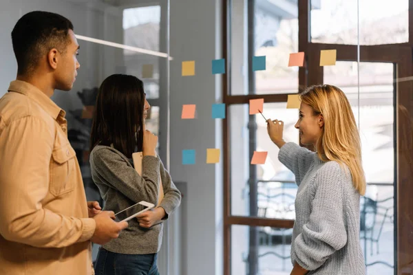 Yaratıcı ekip birlikte çalışma başlangıç projesi için. Takım oluşturma. Strateji planlama. Beyin fırtınası. İşbirliği yapın. Başarılı scrum ana gösteren parmak üzerinde yapışkan not, takım ulaşmak birliğine office yardım.