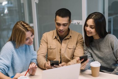 Grup arkadaşıyla alışveriş online, Bilet rezervasyonu çok ırklı yenilikçi mobil bankacılık, akıllı telefon ve mobil uygulaması kullanarak duygusal gülümseyen yüzleri ile. Üniversite öğrencileri birlikte dil öğrenme. Ekip çalışması. Beyin fırtınası. İletişim. 