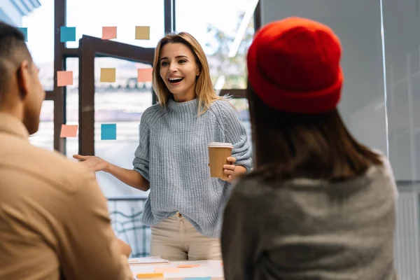 Groep Van Gelukkige Zakenmensen Bespreken Startup Project Brainstormen Samenwerken Samenwerken — Stockfoto