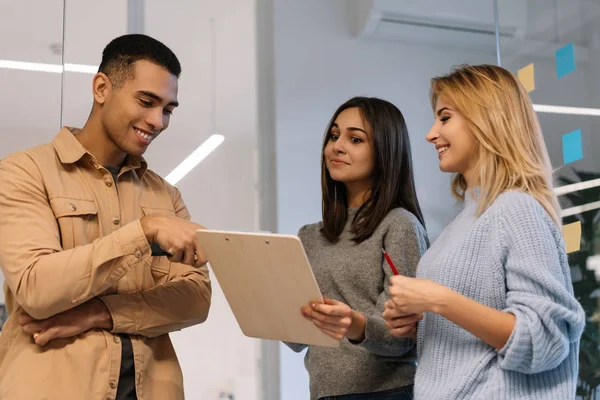 Grupo Personas Negocios Multirraciales Felices Que Trabajan Proyecto Estrategia Planificación —  Fotos de Stock