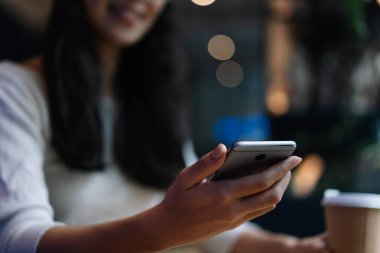 Kadın eli kullanarak akıllı telefon, mobil uygulama için indirimli satış, düşük fiyatları ile online alışveriş ve nakit geri İndiriyor, mobil bankacılık kapatın. Sohbet, haber okuma, bilgi aramak biletleri, rezervasyon gülümseyen pozitif kadın blog yazısı,