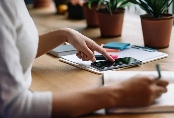 Kadının el notları yazma projesi, çalışma mobile uygulaması ile smartphone kullanarak kapatın. Bilgi, sınava hazırlık arama üniversite öğrencisi ekran dijital cihaz, çok dokunaklı. Online eğitim kavramı. 