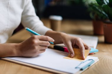 Proje notları kullanarak yapışkan notlar ve scrum, evrak, yazma strateji, planlama, çalışan kadın eli yakın çekim. Eğitim, dil, sınav öğrenme üniversite öğrencisi. Eğitim kavramı.