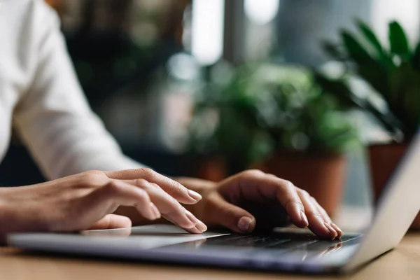 Primer Plano Manos Disparadas Utilizando Ordenador Portátil Internet Escribiendo Teclado —  Fotos de Stock