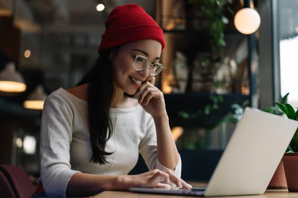 Aziatische Vrouw Freelancer Typen Toetsenbord Met Behulp Van Laptop Computer — Stockfoto